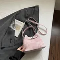 Elegante strukturierte Beuteltasche in Rosa mit Silberverschluss und Schultergurt. - Ohne Anhänger / Rosa