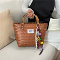 Bolso de paja tejido a mano marrón con asas de bambú y colgante colorido - Con Llavero / L / Café