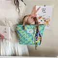 Bolso de cesta tejido a mano azul y verde con asas de bambú y colgantes - Con Llavero / L / Verde