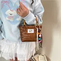 Elegante bolso de playa trenzado marrón hecho a mano con asas de bambú y colgantes de colores - Con Llavero / S / Café