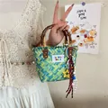 Bolso de mano tipo cesta tejido a mano con asas de bambú y colgantes decorativos - Con Llavero / S / Verde