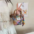 Bolso capazo tejido a mano con asas de bambú y colgantes de moda para ir a la playa - Con Llavero / S / Multicolor