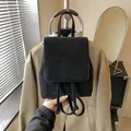 Mochila negra minimalista de mujer en material mate para viajes y uso diario - Negro