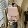 Mochila elegante de piel sintética rosa claro para mujer con solapa y cierre de cordón. - Rosa
