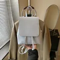 Mochila moderna de cuero PU blanco para mujer, bolso elegante para el uso diario - Azul
