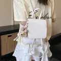 Schicker weißer Mini-Rucksack für Damen mit süßem Bärenanhänger für den täglichen Pendelverkehr - Off-White mit Anhänger