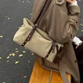 Elegante borsa a cuscino in finto camoscio kaki con cinturini in pelle marrone e borchie - Kaki