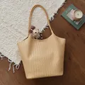 Retro grote beige gevlochten shopper met een schattige teddybeer hanger eraan - Geel
