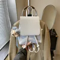 Stilvoller hellblauer Kunstleder-Rucksack für Damen mit niedlichem Plüschhund-Anhänger - Blau mit Anhänger