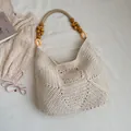 Handgefertigte hohle Häkeltasche mit Holzperlenriemen für den Strand - Stil 1 / Weiß