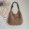 Große handgewebte Stroh-Schultertasche mit Holzperlengriff für den Strandurlaub - Stil 1 / Khaki