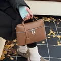 Élégant sac à main vintage marron avec poignée supérieure et accents de fermeture éclair - Marron