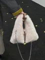 Petit sac à main élégant en fausse fourrure rose avec chaîne argentée pour l'automne - Rose
