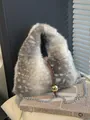 Sac à main élégant en fausse fourrure grise avec chaîne et breloque boule dorée. - Gris