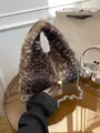 Sac à main de luxe en fausse fourrure tachetée avec fermoir doré et bandoulière argent - Café