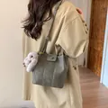 Elegante bolso cubo verde oliva con costuras y llavero de conejo de peluche - Con Colgante de Conejo / Verde