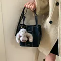 Elegante bolso de cubo negro con costuras blancas y colgante de conejo peludo - Con Colgante de Conejo / Negro