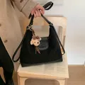 Bolso de mano vintage de ante sintético negro con un adorable colgante de oso suave - Con Colgante de Oso / Negro