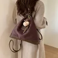 Mochila retro de ante marrón para mujer con colgante, gran capacidad para el trabajo - Con Colgante de Oso / Café