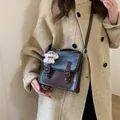 Borsa a tracolla vintage blu e marrone da donna con ciondolo a forma di orsetto - Stile con Ciondolo Cucciolo / Blu