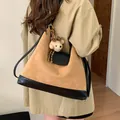Mochila retro de ante para mujer en marrón y negro con un lindo colgante de oso de peluche. - Con Colgante de Oso / Negro y Caqui