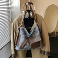 Borsa tote retrò capiente in denim grigio con tasche in ecopelle marrone a contrasto - modello base / Blu
