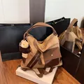 Borsa tote vintage in tela bicolore con ciondolo a orsetto, borsa a spalla multifunzione - Con Ciondolo a Orsetto / Marrone