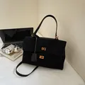 Premium vintage zwarte matte crossbody tas met elegante dubbele gouden draaisluiting - Regular Fit / L / Zwart