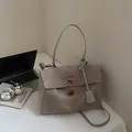 Vintage taupe suède crossbody handtas met elegante gouden details voor dames - Regular Fit / L / Grijs