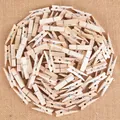Natürliche Mini-Holzklammern für Bastelarbeiten und Fotowände auf Sackleinen-Hintergrund - 50 Stück/Packung / Naturholzfarbe