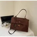Elegante vintage bruine suède crossbody tas voor stijlvolle en moderne vrouwen - Regular Fit / L / koffiekleur