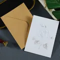 Elegante tarjeta de felicitación blanca con motivo de rosa en relieve y sobre kraft. - Rosa / Juego de Tarjetas de Felicitación (Con Sobre)