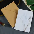 Elegante tarjeta de felicitación con lirio en relieve y sobre kraft para bodas o fiestas - Lirio / Juego de Tarjetas de Felicitación (Con Sobre)