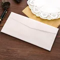 Sobre de papel vegetal blanco semitransparente para tarjetas en mesa de madera - Estilo 5 / 110x220mm