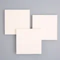 Tre foglietti adesivi bianchi cremosi quadrati disposti su sfondo grigio neutro - Vuoto / 80 Pezzi/Confezione / Bianco avorio