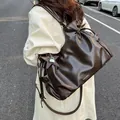 Große Vintage-Tragetasche in Dunkelbraun mit Stern-Anhänger und Kordelzug-Detail - Mit Anhänger / Kaffeebraun