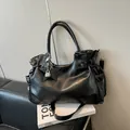 Stilvolle schwarze Vintage-Tragetasche mit Sternanhänger für den täglichen Alltag - Mit Anhänger / Schwarz