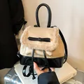 Retro-Rucksack in Beige und Schwarz mit Kunstpelzbesatz und Schleife - Khaki