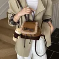 Vintage brauner Mini-Rucksack mit Kunstpelzbesatz, Schleife und süßem Teddybär-Anhänger. - Kaffee Mit Kaninchenanhänger