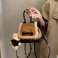 Stilvoller brauner Mini-Rucksack im Vintage-Stil mit Kunstpelz und süßem Bärenanhänger - Braun mit Anhänger