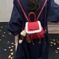 Roter Vintage-Mini-Eimer-Rucksack mit weißem Kunstpelzbesatz und Schleife für Damen - Rot mit Anhänger