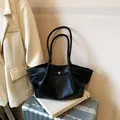 Elegante borsa tote in pelle martellata nera con semplice chiusura in metallo da donna - modello base / Nero