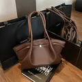 Sofisticata borsa tote da donna in pelle martellata marrone con chiusura argento - modello base / Caffè
