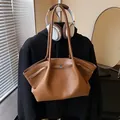 Elegante borsa tote in pelle martellata marrone da donna, borsa a spalla semplice - modello base / Marrone