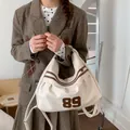 Borsa hobo grande color crema versatile con strisce marroni e patch vintage 89. - senza ciondolo / Bianco