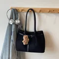 Vintage μαύρη σουέτ τσάντα tote μεγάλης χωρητικότητας με χαριτωμένο λούτρινο αρκουδάκι - Μαύρο Με Μενταγιόν Κουνέλι