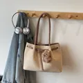 Μεγάλη vintage σουέτ τσάντα σε χακί με χαριτωμένο αρκουδάκι για τις καθημερινές ανάγκες. - Off-White με Μενταγιόν