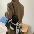 Grande borsa tote nera con stampa del numero 89 e dettaglio di fiocco in pizzo - con portachiavi / Nero