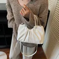 Borsa a secchiello plissettata in morbida pelle bianca minimalista indossata da modella - A Mano e Tracolla(XCY98114) / Bianco