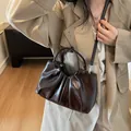 Borsa a tracolla plissettata in morbida pelle marrone scuro retrò, stile vintage 2025 - A Mano e Tracolla(XCY98114) / Caffè